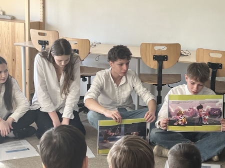 Młodzież czyta dzieciom