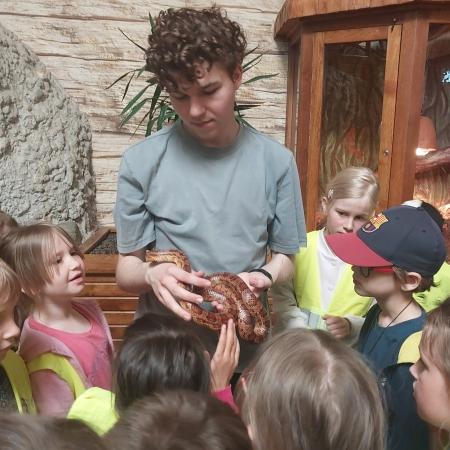 Sezon wycieczkowy trwa - klasy pierwsze w Egzotycznym Zoo w Tuchlinie