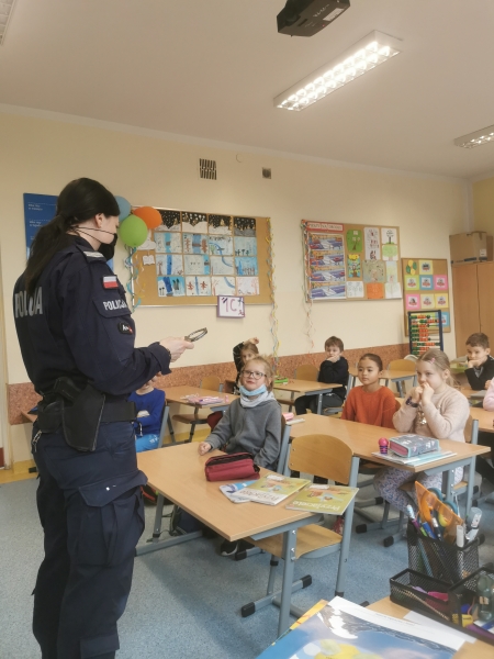 Wizyta Policji w klasie Ic w ramach programu ''Policyjna foczka uczy  bezpiecze�